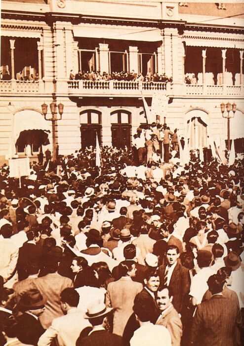 Los trabajadores frente a los balcones de la Casa de Gobierno, 17 de octubre de 1945