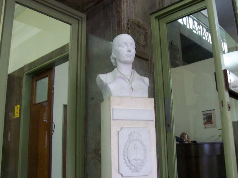 PASEO POR BUENOS AIRES RECORDANDO A EVITA