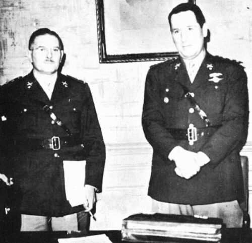 El coronel Juan Domingo Perón y su eficaz colaborador, el teniente coronel Domingo Alfredo Mercante. Secretaría de Trabajo y Previsión. Año 1943