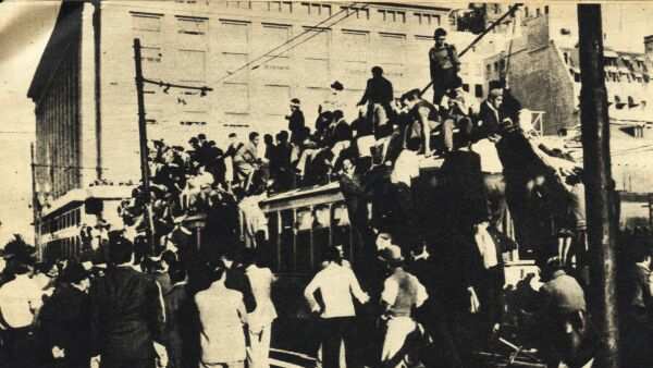 Los trabajadores toman por asalto los tranvías y los colectivos para dirigirse a Plaza de Mayo, 17 de octubre de 1945