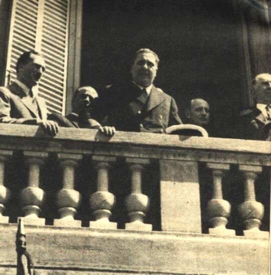 El almirante Héctor Vernengo Lima, balcón del Círculo Militar, Plaza San Martín, 12 de octubre de 1945